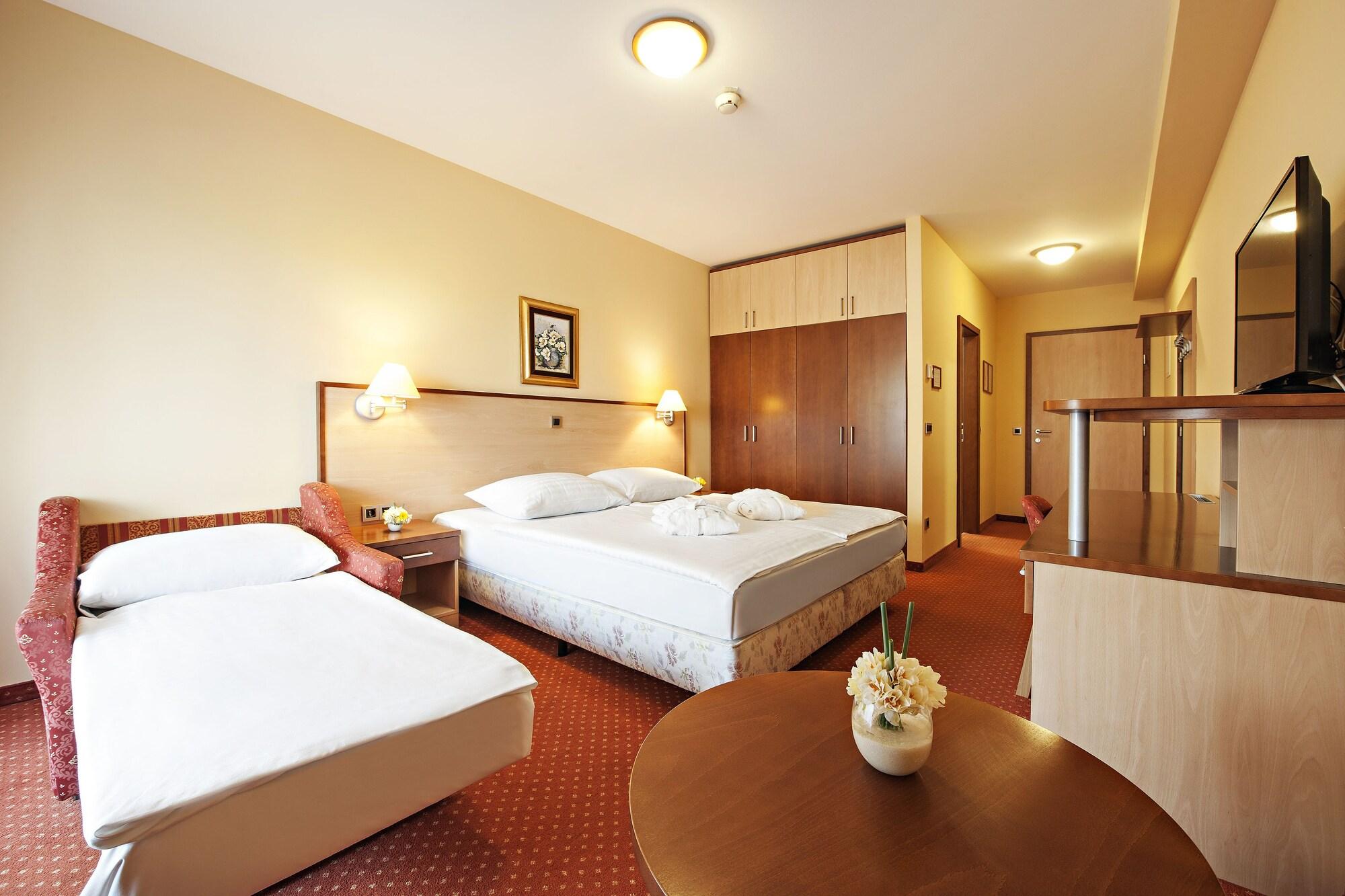 Terme Banovci - Hotel Zeleni Gaj Veržej Extérieur photo